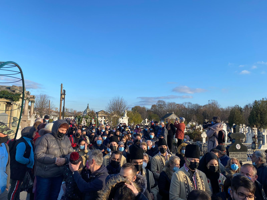 Primele imagini de la înmormântarea lui Petrică Mâțu Stoian. Flori, lacrimi, muzică și aplauze pentru regretatul interpret