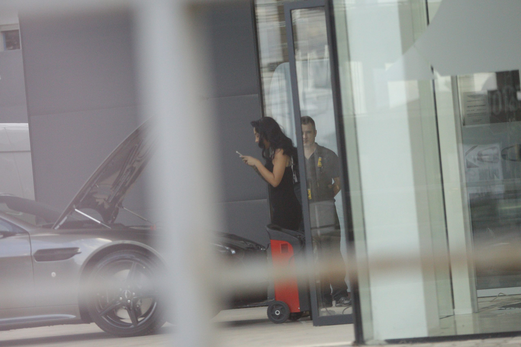 Ruby a semnat pentru un Aston Martin Volante, ediție limitată, preț de pornire 165.000 €. “Sper că o să termin și eu școala de șoferi”