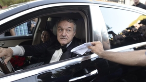 Polițiștii au deschis dosar penal după ce un bărbat a făcut scandal în fața casei lui Gigi Becali