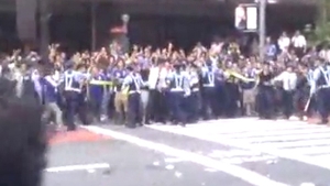 VIDEO Cei mai "civilizati" ultrasi de pe planeta! Scandeaza, se injura, rup cordonul politiei si...Vezi ce n-ai vazut niciodata in peluzele de la noi!