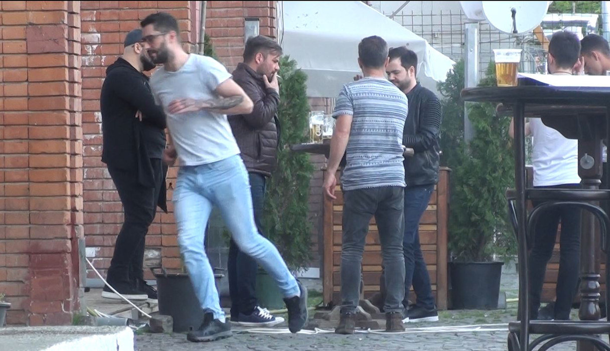 Echipa tehnică a venit să le transmită ceva celor trei artiști