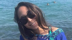O elevă de 14 ani a murit după ce i-a explodat telefonul mobil