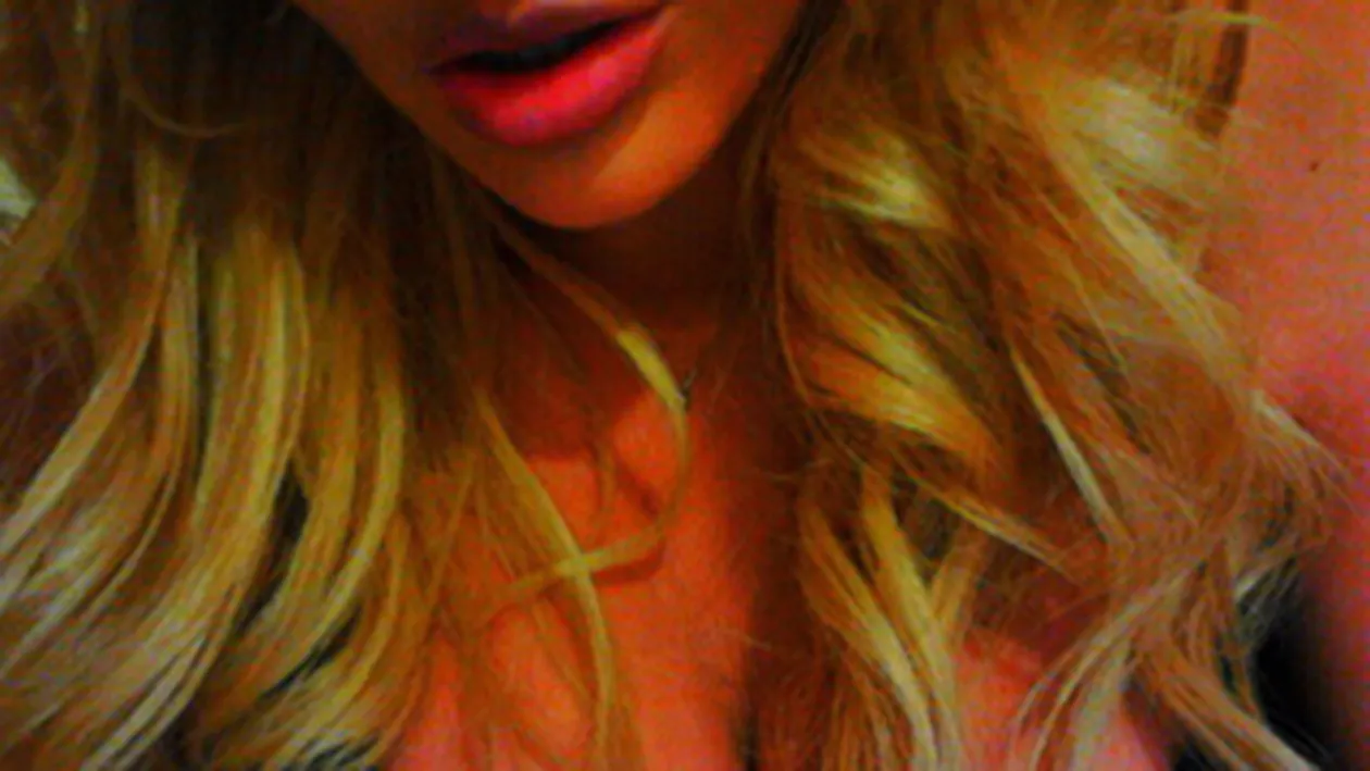 Delia Matache isi fotografiaza sanii! Uite doua poze care ar face pana si un aparat foto sa saliveze!