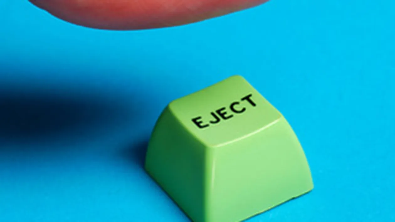 Un elev a fost exmatriculat pentru ca a amenintat-o pe directoarea scolii pe Facebook!