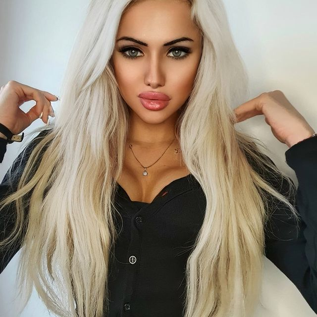 Blondina asta e super dotată și de bărbați admirată!