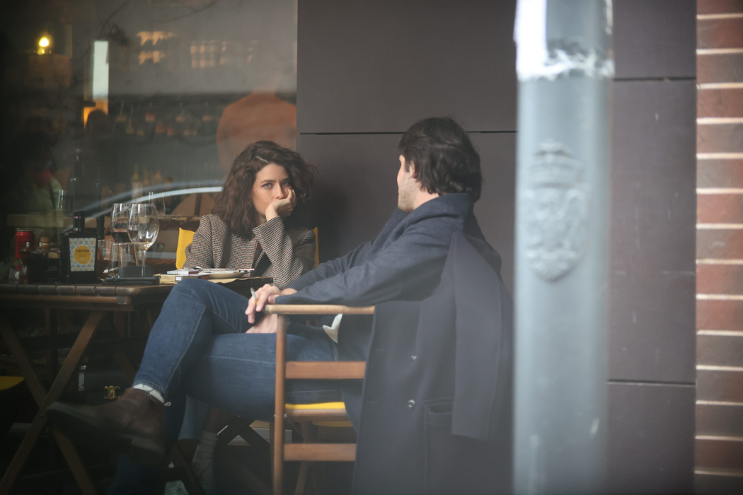Alice Peneacă s-a prăpădit de râs, alături de un misterios bărbat, la un pahar de vin (Foto: CANCAN.RO)