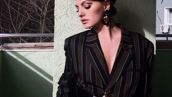 N-am mai văzut-o niciodată aşa! Alexandra Stan s-a făcut fată rea, cu tatuaje şi piercinguri!