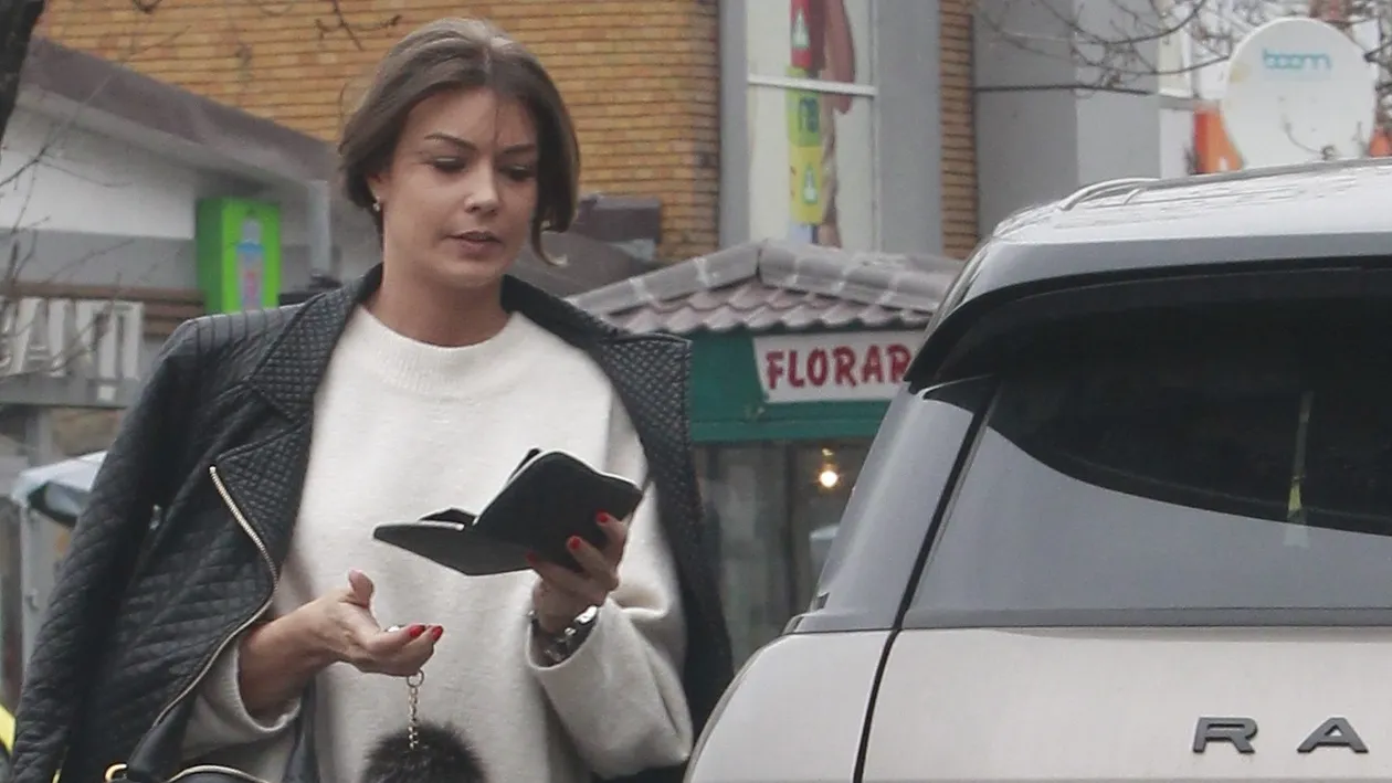 De 3 ani, fostul stelist o ”fentează” pe simpatica ştiristă de la DIGI! Nu i-a dat inelul, dar i-a lăsat cardul şi maşina pe mână!