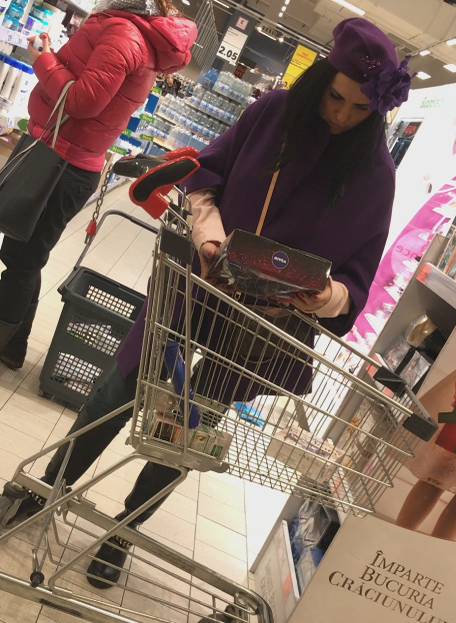 Lavinia Pârva, la cumpărături într-un supermarket din Capitală