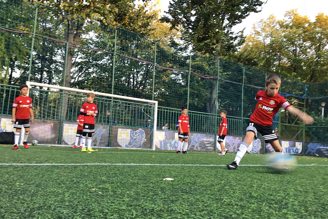 Juniorii unei academii de fotbal din București concurează cu Messi & Ronaldo!