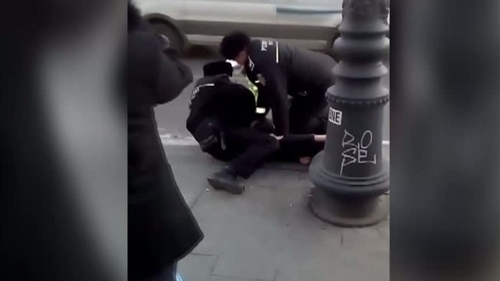 Scandal uriaş în centrul Capitalei! Un bărbat a fost pus la pământ şi încătuşat de poliţişti