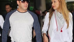 Primele imagini cu Iulia Vântur şi Salman Khan împreună, după ce s-a spus că s-au despărţit! Cum au fost fotografiaţi cei doi