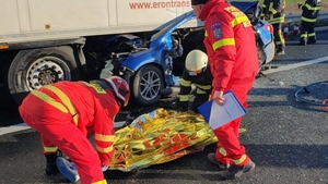 Accident grav pe A1! Un bărbat a murit, după ce a intrat cu mașina sub un TIR. Mai multe echipaje de salvare au ajuns la fața locului