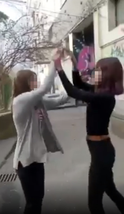 Fetele s-au încăierat pe stradă
