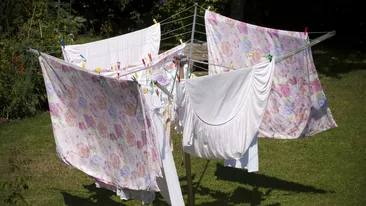 Tu știi cum se dezinfectează lenjeria de pat? Specialiștii atrag atenția asupra pericolelor din așternut