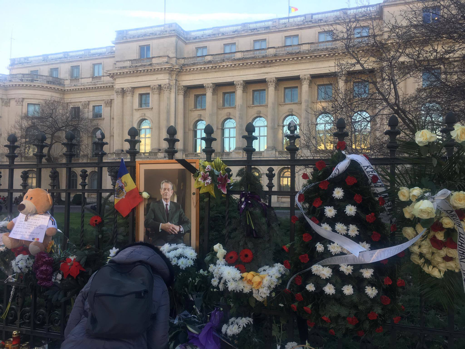 CANCAN.RO transmite LIVE de la Palatul Regal, locul în care va fi depus sicriul cu trupul neînsufleţit al Regelui Mihai! Imagini sfâşietoare