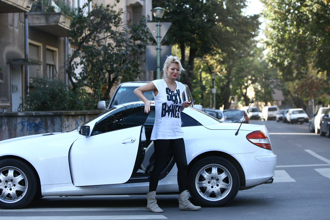 După ce a rămas fără Peugeot, blonda şi-a luat un Mercedes