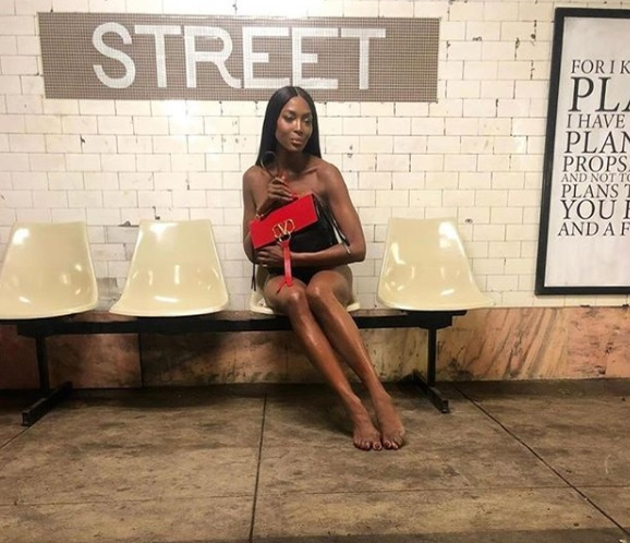 Naomi Campbell, pictorial incendiar la 50 de ani. A apărut goală-pușcă la metrou și i-a lăsat pe toți fără replică