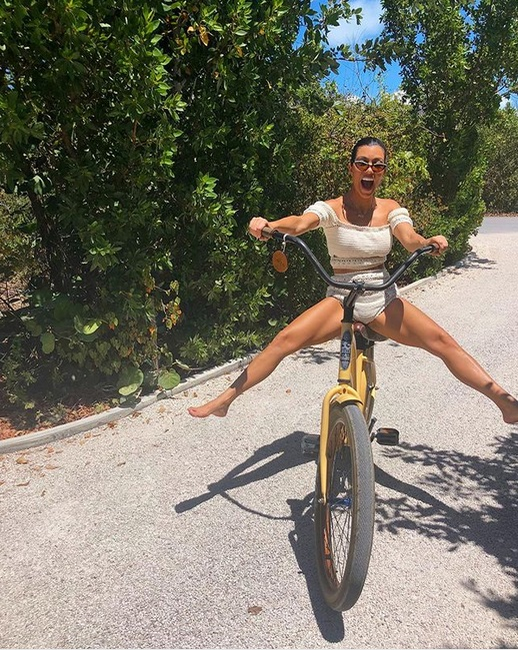 Kourtney Kardashian a pozat nud la 39 de ani. Avem imaginile fierbinți