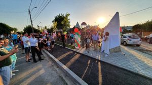 Neobișnuit. Un monument în formă de bold cu poreclele oamenilor din cartier a fost montat la Caracal