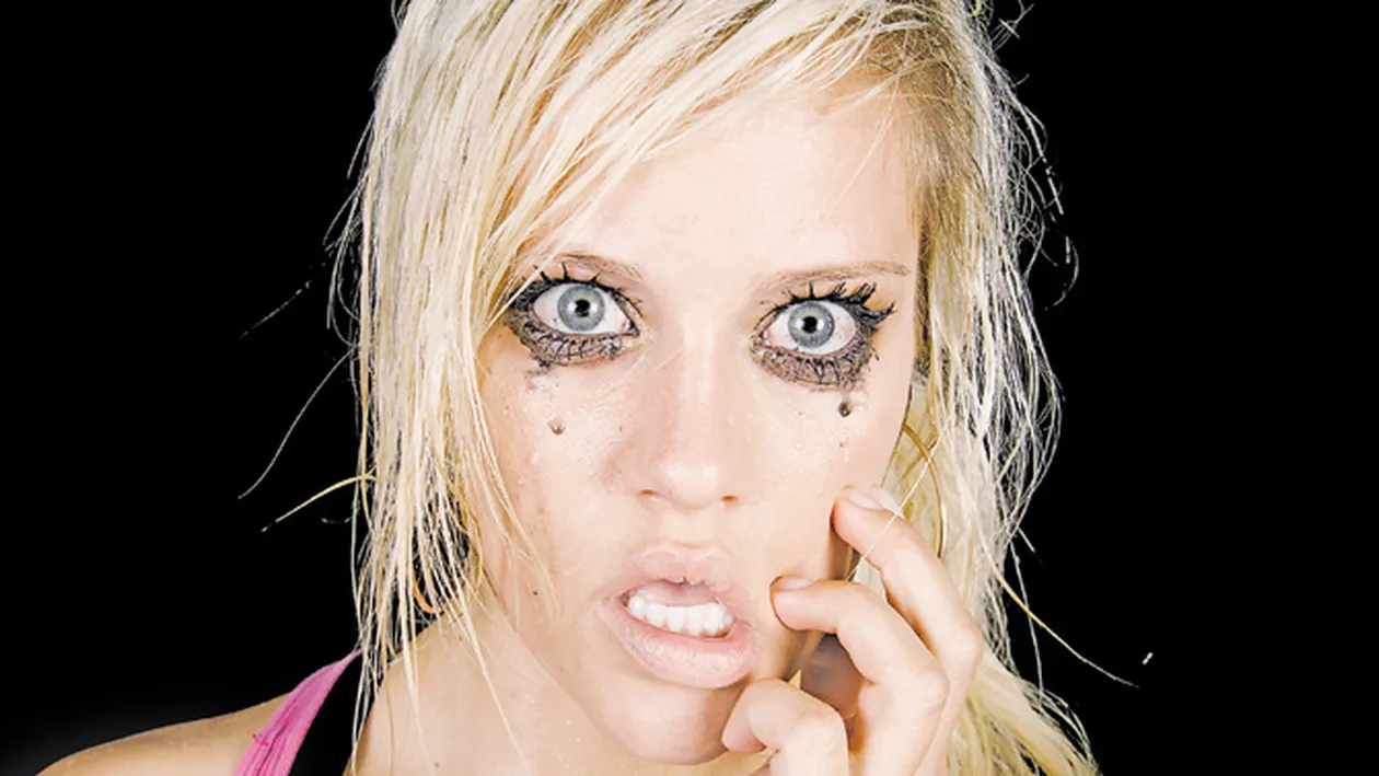 Scopul machiajului este sa scoata in evidenta trasaturile frumoase, nu sa te urateasca! Fardurile pot fi periculoase!