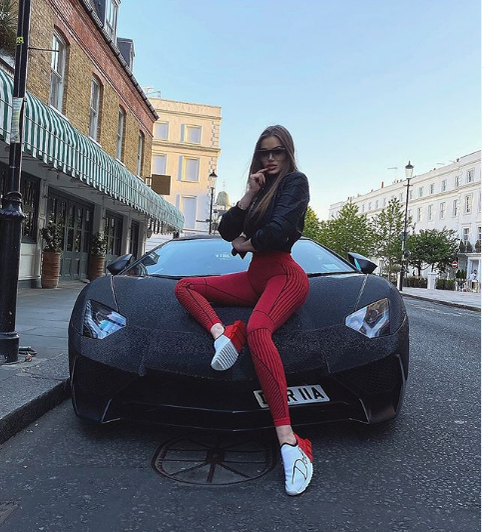 Ce maşină are Daria Radionova, iubita rusoaică a lui Alex Bodi după divorţul de Bianca Drăguşanu. Şi femeile întorc capul după ea: e acoperită toată de pietre preţioase