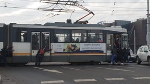 Imagini fabuloase în București! Tramvai împins de călători în mijlocul unei intersecții: “Piața Sudului, azi”