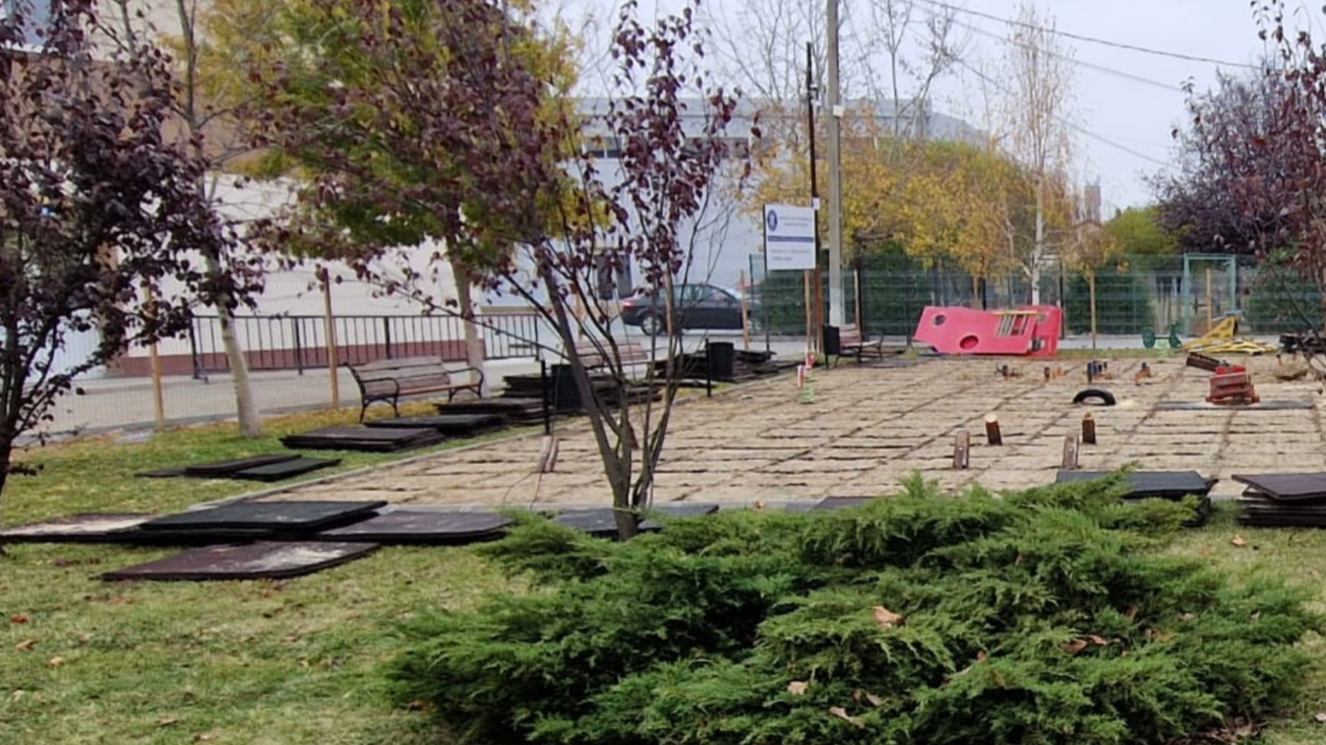 Cea mai ciudată bancă din România se află într-un parc din Ilfov. Nu poți să stai pe ea, dar ești bine păzit. Imaginea anului