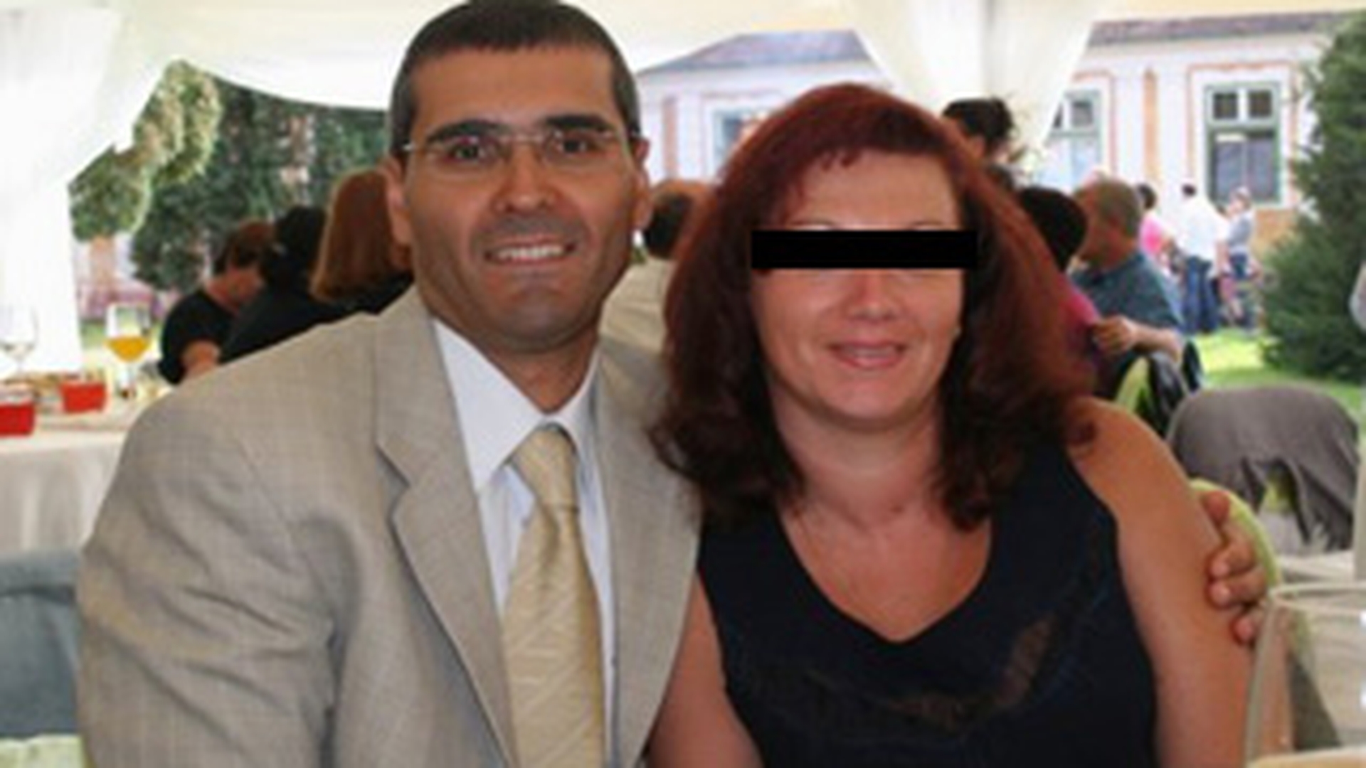 Coincidenta absolut bizara! Sotia maniacului cu ac din tramvaiul 41 e avocata Asociatiei Anti-SIDA, boala care le-a ingrozit pe toate victimele dementului!
