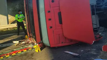 Accident pe A1! Un tir s-a răsturnat, iar șoferul a rămas încarcerat. Circulația este oprită