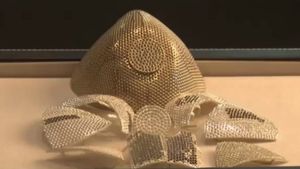 Un designer a creat o masca de protecție care costă 1,5 milioane de dolari! Imediat s-a ivit un cumpărător