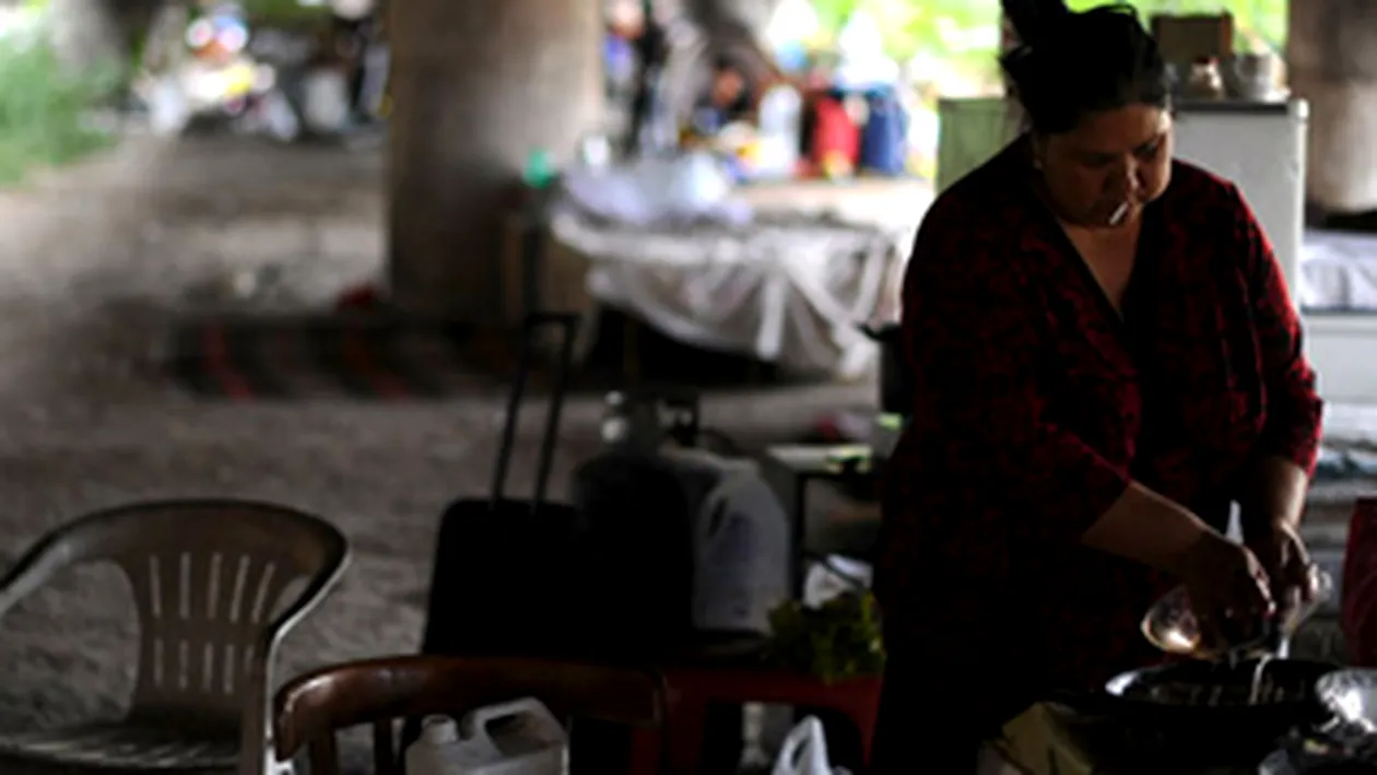 VIDEO Uite ce melodie au scos italienii pentru noi! Criminali si proxeneti, originari din Tigania: Asta nu e casa mea, eu vin din Romania, dintr-o familie rau-famata, pentru a vinde marfa! Esti de acord?