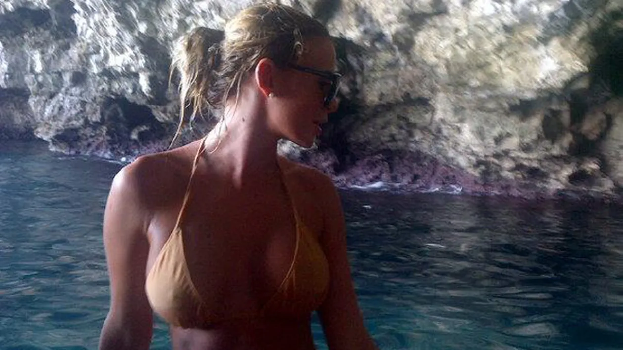 Marina Dina, cu sfarcurile la vedere pe  Facebook! Vezi cat de sexy e uda toata in mare!