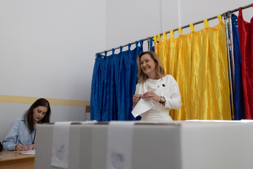 ”Albă ca zăpada” din ziua alegerilor: Elena Lasconi. Câștigătoarea primului tur din 2024, ținută imaculată la vot