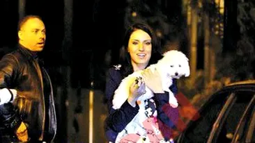 Adelina vrea la randul ei sa-i plimbe cainele lui Liviu Varciu. Eu sunt mama lui! Practic altele imi plimba MIE cainele!