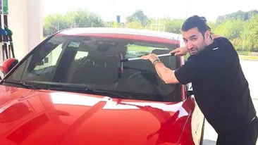 Roșie ca focul, să-i surâdă norocul! Mașina lui Smiley eclipsează toate autoturismele din trafic