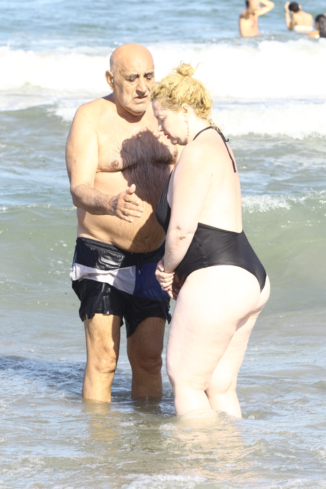 Dacă anul trecut Oana Lis se afişa fără probleme în costum de baie, pe plajă, anul acesta a preferat un... kimono!