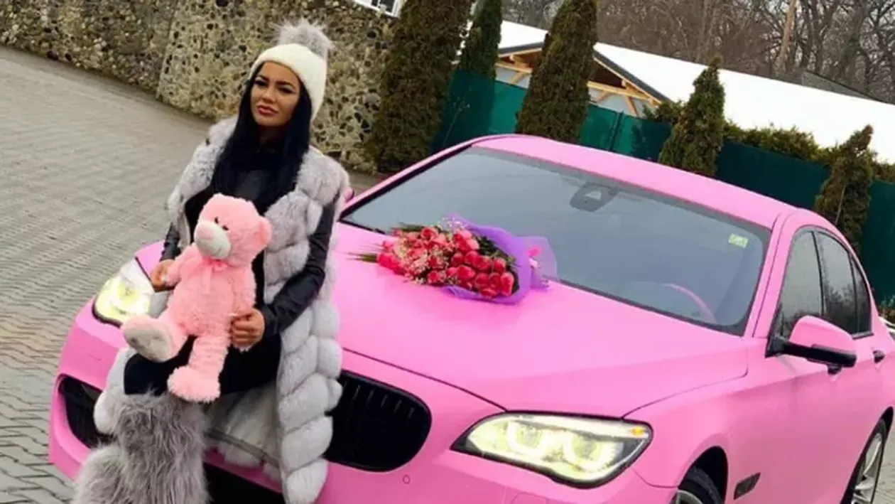 Carmen de la Sălciua are un super-bolid de lux, dar habar n-are să parcheze! Cum a fost surprinsă cântăreața