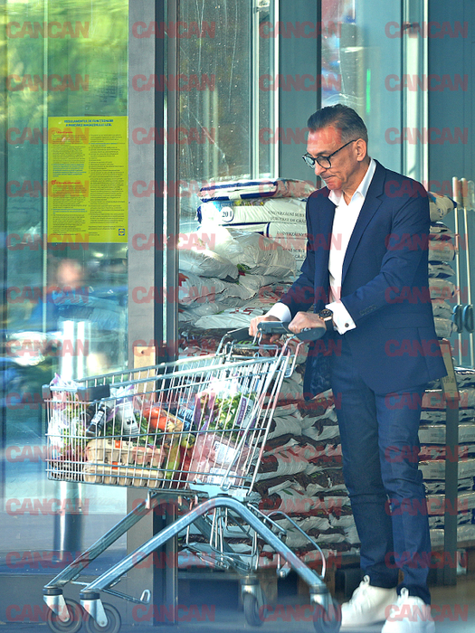 Ilie Dumitrescu iese din supermarket