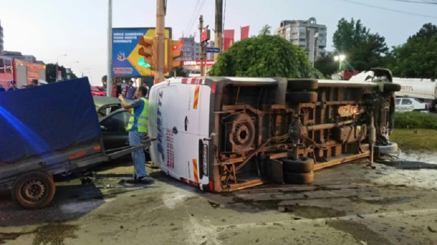 Accident cumplit în Constanţa! 14 persoane au fost rănite după impactul unui microbuz cu o maşină