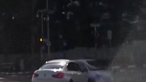 Şoferii nu şi-au putut crede ochilor! O "maşină fantomă" a apărut de nicăieri şi a provocat un accident într-o intersecţie aglomerată