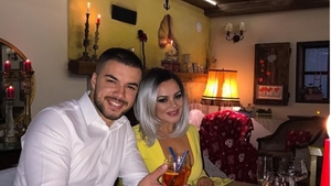 VIDEO / De Ziua Îndrăgostiţilor, Carmen de la Sălciua a fost surprinsă de soţul ei mai ceva ca-n filmele de dragoste de la Hollywood! Artista a filmat tot, iar imaginile fac senzaţie pe Internet