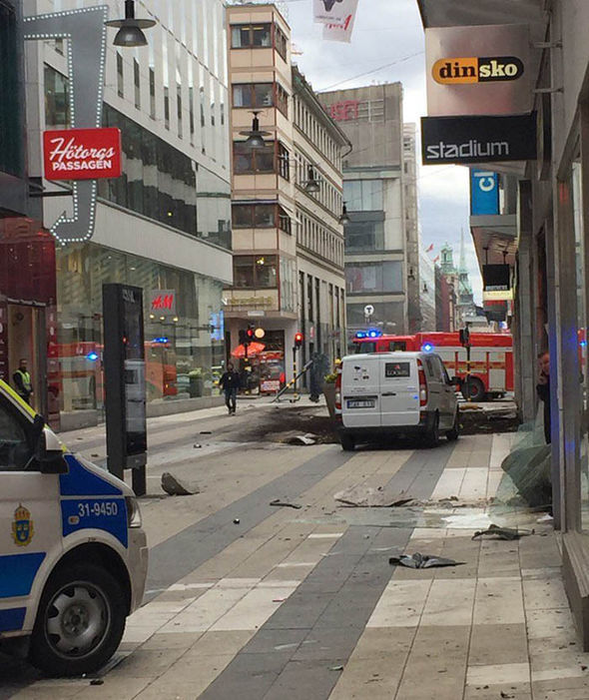 Tragedia a lovit din nou! Un camion a intrat din plin într-o mulţime de oameni, în Suedia!