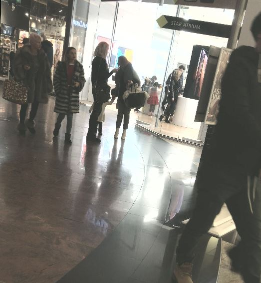 Cele trei s-au oprit în fața unui magazin de încălțăminte