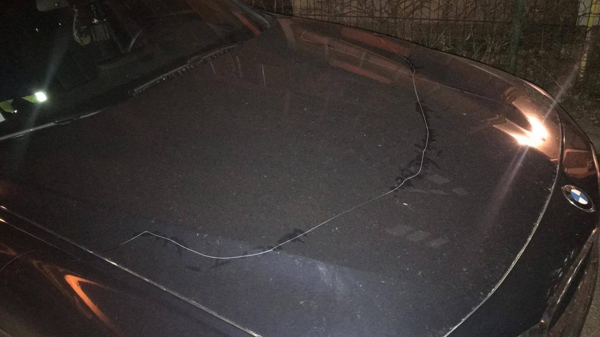 Mașinile polițiștilor, vandalizate chiar în fața sediului poliției