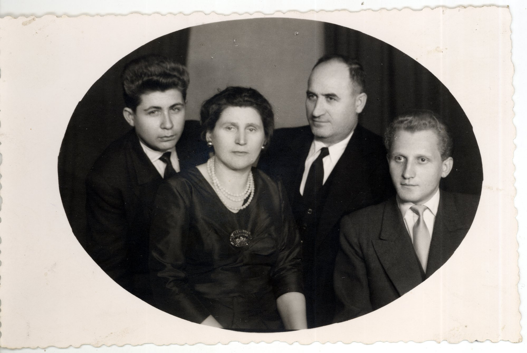 Ion și Maria Bangiu, cu cei doi băieți, Dumitru și Mihai- Foto: Facebook/Aurelia Grosu