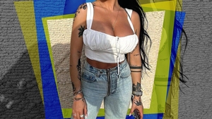 Fotomodela cu cel mai voluminos bust din showbiz, implicată într-o rețea internațională de proxenetism!