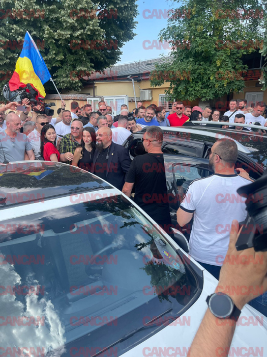 La plecare, Piedone a făcut câteva fotografii cu oamenii care au venit să-l susțină / foto: CANCAN.RO
