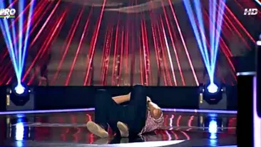 Cel mai emotionant moment al serii de la Vocea Romaniei! A intors toate cele 4 scaune si a izbunit in plans!