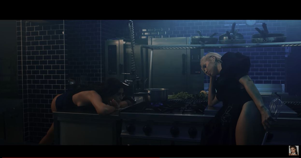 Antonia și Alina Ceușan, filmate în ipostaze ca-n filmele pentru adulți în cel mai nou clip al cântăreței! S-au atins pasional în zone intime și au flirtat una cu cealaltă | VIDEO